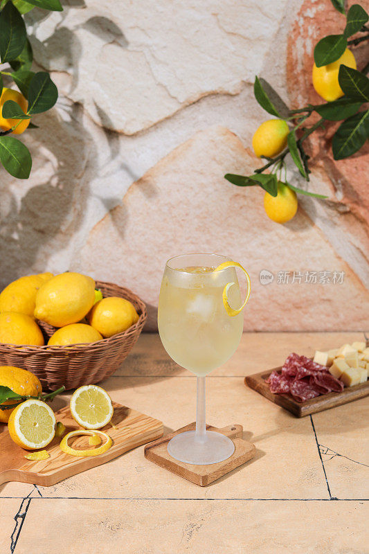 Limoncello Spritz开胃酒在意大利地中海的场景与熟食萨拉米和奶酪板